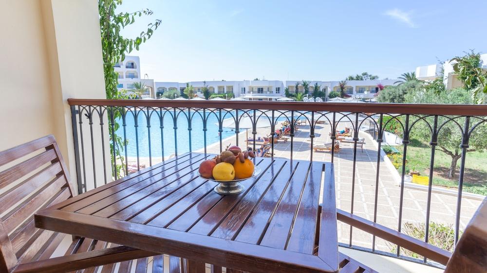 El Mouradi Gammarth Hotel Buitenkant foto A balcony