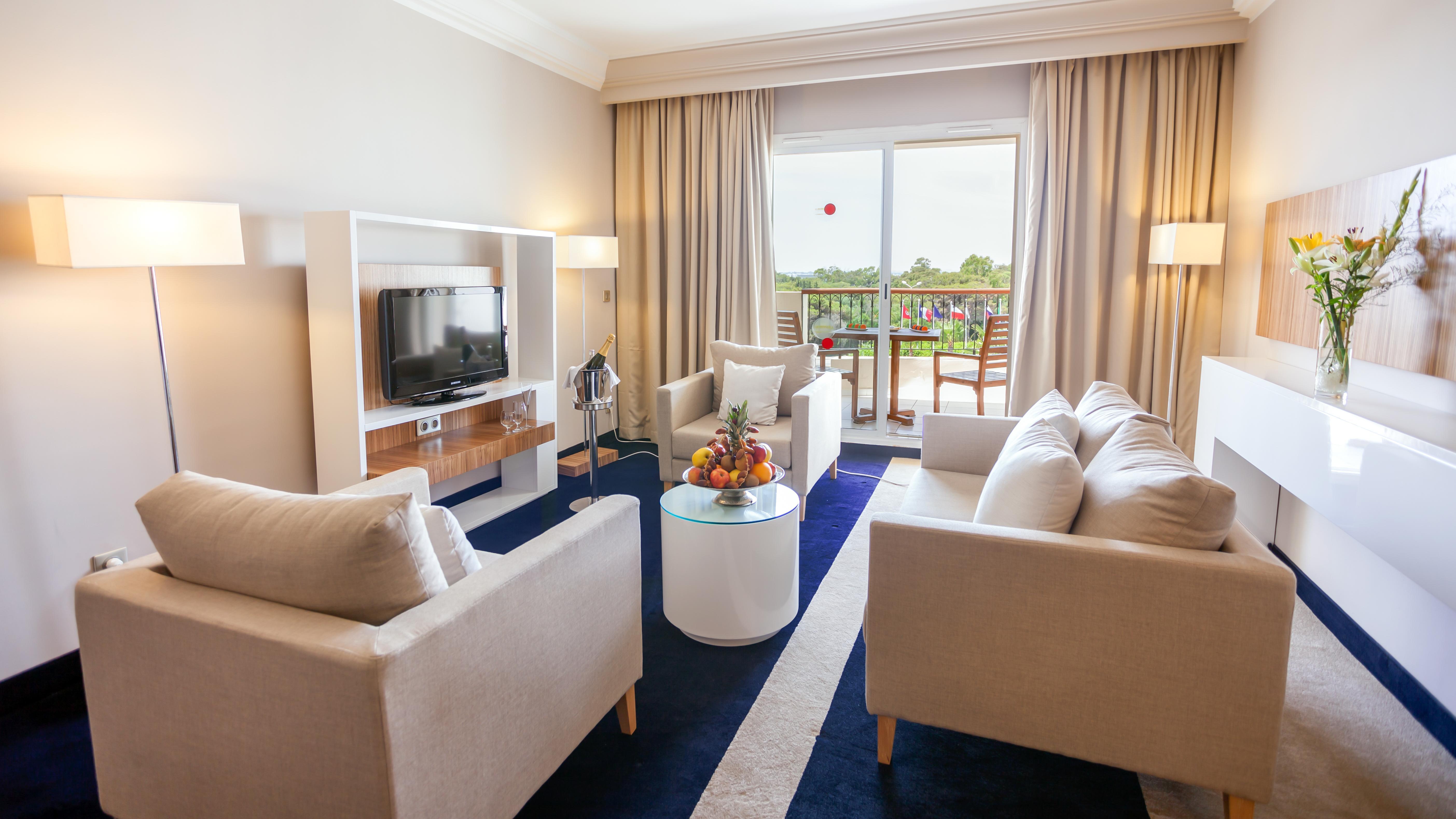 El Mouradi Gammarth Hotel Buitenkant foto A living room in a hotel suite