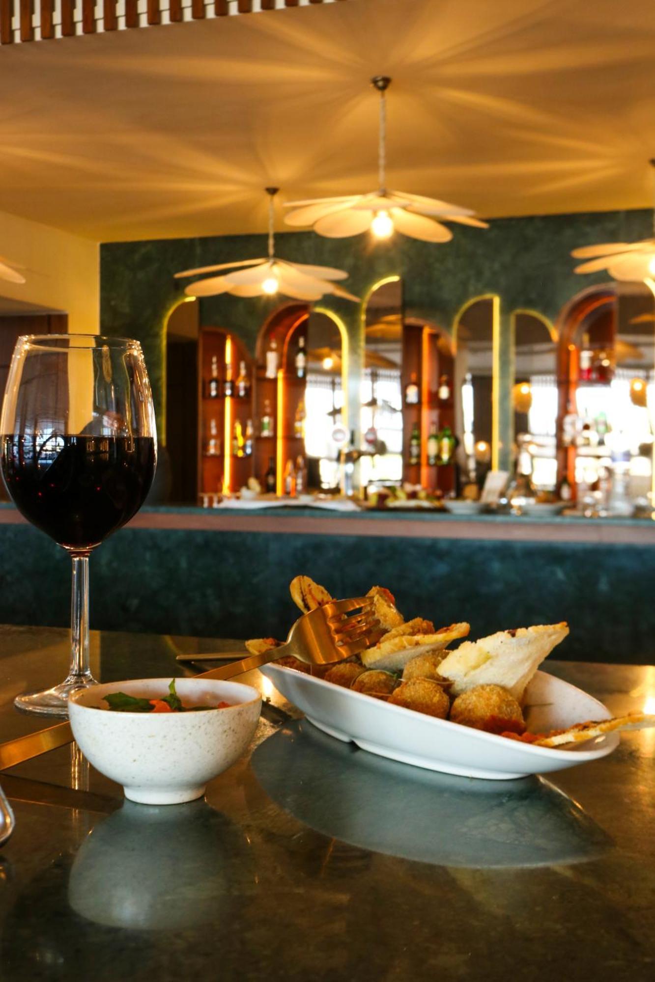 El Mouradi Gammarth Hotel Buitenkant foto A wine bar in Madrid, Spain