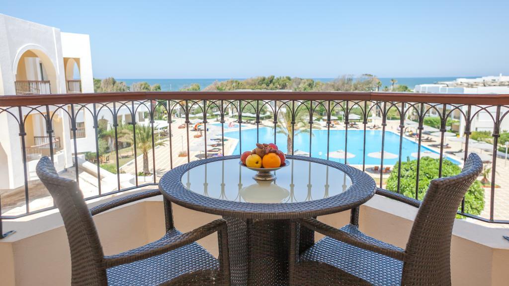 El Mouradi Gammarth Hotel Buitenkant foto A balcony at a hotel