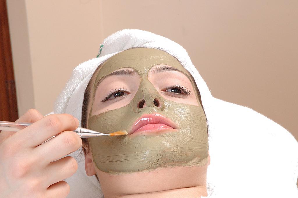 El Mouradi Gammarth Hotel Buitenkant foto A woman with a facial mask