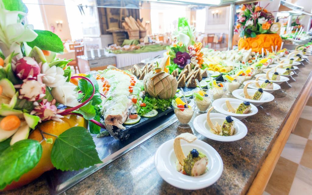 El Mouradi Gammarth Hotel Buitenkant foto A buffet at a hotel